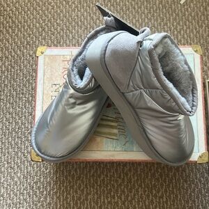 Steve Madden size L 9/10  fits like 8/9 Silver Women's Platform faux fur booties